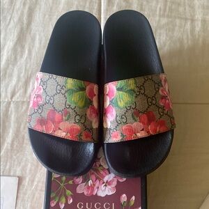 Gucci Black and Pink Sandals with Floral Design
